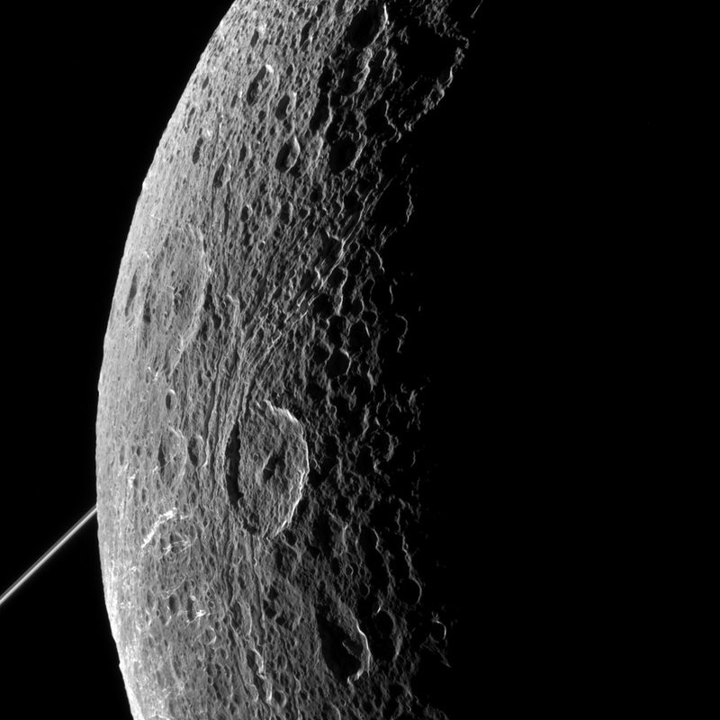 Illustration for article titled Impresionantes imágenes de una de las lunas de Saturno a solo 500 km